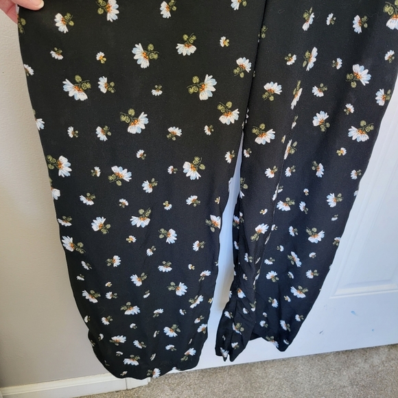 LOFT Black Floral Daisies Back Tie Flutter Sleeve Cropped Jumpsuit Size 8 - Picture 7 of 15